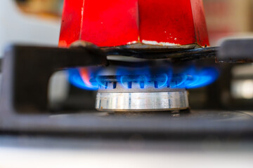 Espressokocher über einer Flamme an einem Gasherd