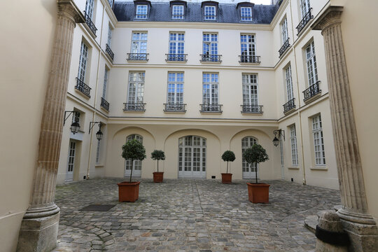 Cours int&eacute;rieure d'un H&ocirc;tel particulier dans la Marais &agrave; Paris