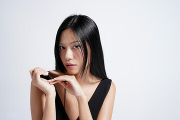 Naklejka premium 黒いドレスを着た若い女性のスタイリッシュなポートレート