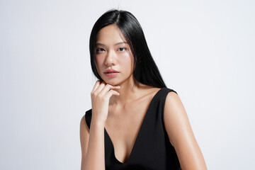 Fototapeta premium 黒いドレスを着た若い女性のスタイリッシュなポートレート