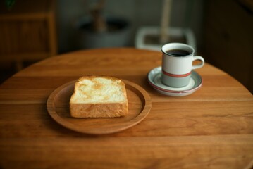 朝ごはんのバタートーストとホットコーヒー
