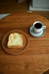 朝ごはんのバタートーストとホットコーヒー