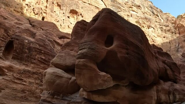 Ma'an, Yordania - 11.08.2022  : Rock monument resembling an elephant and a fish in the siq canyon at Petra, Jordan