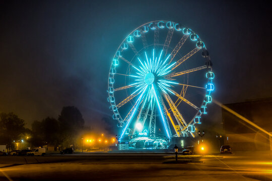 Observation Ferris wheel in the night