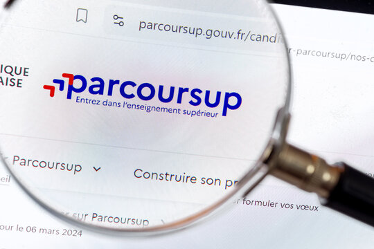 Clamart, France - 6 nov 2024: D&eacute;tail du site internet gouvernemental fran&ccedil;ais "parcoursup.gouv.fr" destin&eacute; &agrave; recueillir et g&eacute;rer les v&oelig;ux d'affectation des futurs &eacute;tudiants de l'enseignement sup&eacute;rieur