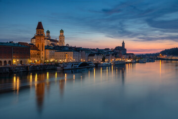 Abenddämmerung über der Altstadt von Passau, Bayern
