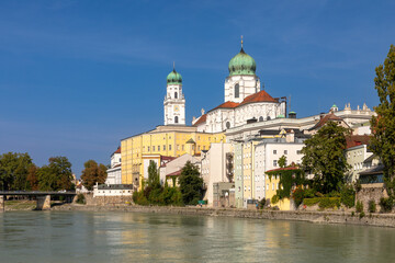 Blick vom Inn zum Dom Sankt Stephan in Passau, Bayern