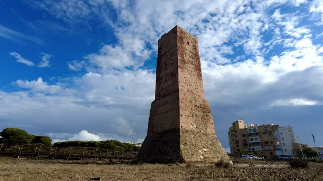 Antigua torre vig&iacute;a llamada de torre ladrones en las dunas de Artola, Marbella