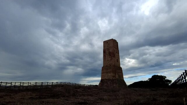 Antigua torre vig&iacute;a llamada de torre ladrones en las dunas de Artola, Marbella