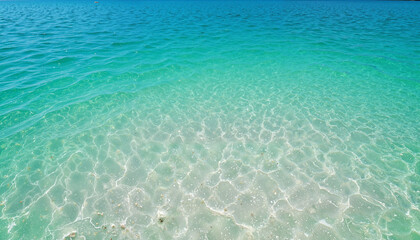 Obraz premium Shallow turquoise water with ripples on a sunny day
