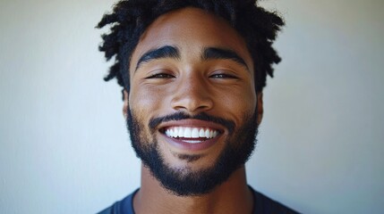 Obraz premium Happy Smiling Man Portrait Black Man with Dreadlocks Closeup