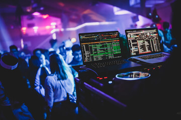 Halloween - Party - Feier - Event - DJ - Musik - Mischpult