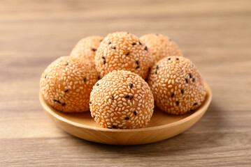 Sesame ball, Fried glutinous rice flour coated with sesame seeds and filled with mung bean, red bean paste or sweet coconut