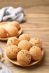 Sesame ball, Fried glutinous rice flour coated with sesame seeds and filled with mung bean, red bean paste or sweet coconut