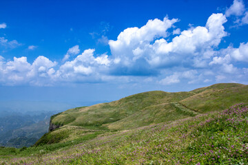 Fototapeta premium a mountain range with a blue sky and clouds