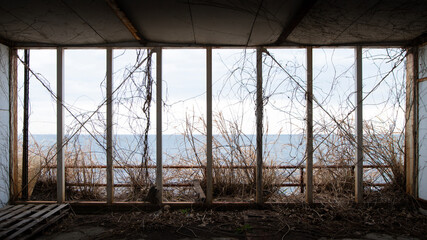海が見える廃墟