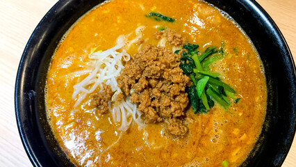 辛さ際立つ激辛坦々麺