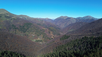 La montaña enseña a caminar, amar y contemplar los cambios de las estaciones. En este caso el color naranja abraza el otoño y el drone lo capta en video.