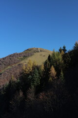 La montaña enseña a caminar, amar y contemplar los cambios de las estaciones. En este caso el color naranja abraza el otoño y el drone lo capta en video.