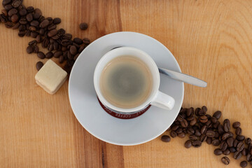 Espresso auf Holzbrett mit Kaffeebohnen