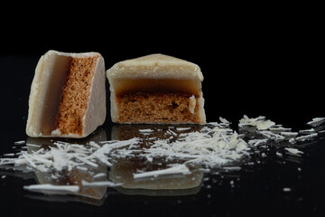 weißer Dominostein aufgeschnitten mit Schokostreuseln