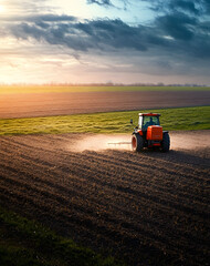 Obraz premium Farmer fertilizing arable land with nitrogen fertilizer