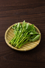 ざるの上に乗せた空芯菜