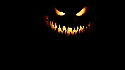Naklejka premium Glowing jack-o'-lantern with scary fangs