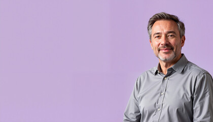 Obraz premium Smiling mature man in gray shirt against purple background