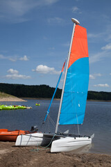 Catamaran au bord de la plage du barrage de Lavalette en Haute-Loire