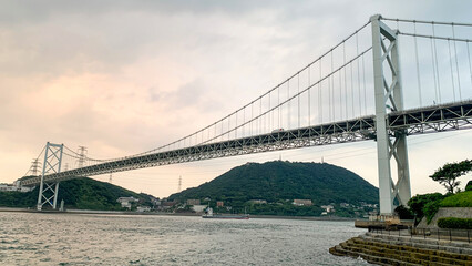 下から見上げた関門海峡の関門橋