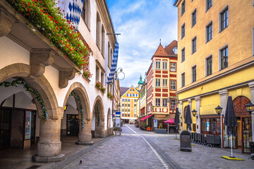Fototapeta premium Historic Munich cobbled street and architecture view, capital of Bavaria