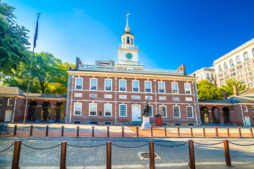 Naklejka premium Independence Hall historic landmark in Philadelphia street view, state of Pennsylvania
