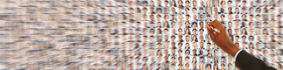 Hand von Geschäftsmann sucht in Panorama aus Geschäftsleuten nach Bewerbung