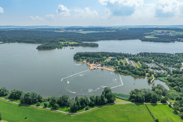 Die Gemeinde Absberg am Kleinen Brombachsee in Mittelfranken im Luftbild