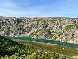 Fototapeta premium Zrmanja river canyon above Obrovac (Velebit Nature Park, Croatia) - Zrmanja Flussschlucht oberhalb von Obrovac (Naturpark Velebit, Kroatien) - Kanjon rijeke Zrmanje iznad Obrovca (Park prirode Velebit