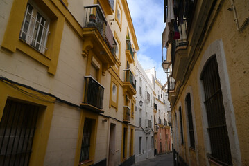 Rue étroite de la ville de Cadix bordée d'immeuble à l'architecture typique de l'Andalousie
