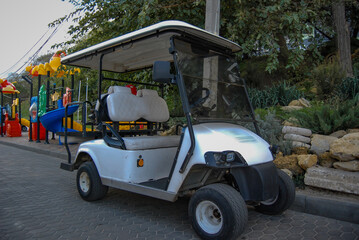  A tour car stands on the embankment in Odessa.
Restaurants and cafes by the sea use electric cars to transport their customers around the park area. Eco-friendly and convenient.

