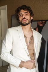 Transformando Estilos Modelo Fotográfico Masculino em Poses Dinâmicas e Roupas Que Marcam Tendência.