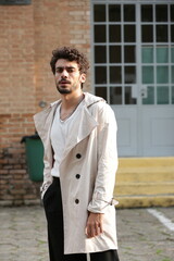 Fototapeta premium Transformando Estilos Modelo Fotográfico Masculino em Poses Dinâmicas e Roupas Que Marcam Tendência.
