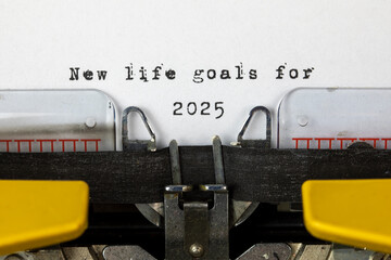New life goals for 2025 written on an old typewriter	