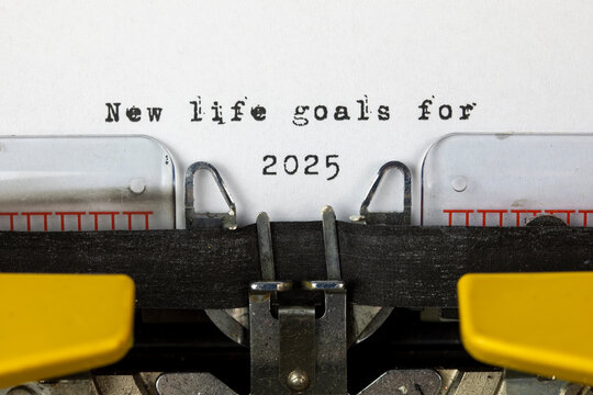 New life goals for 2025 written on an old typewriter	