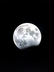 La superficie della luna catturata in dettaglio su sfondo nero, evidenziando i crateri e le caratteristiche del satellite terrestre in un cielo notturno limpido. © Vincenzo