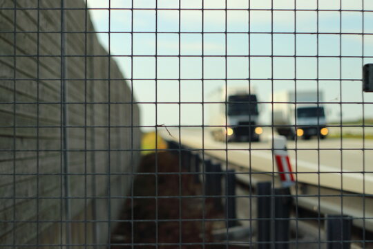 Wyprzedzanie się tir&oacute;w na autostradzie wciąż trwa