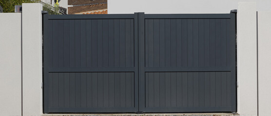 Portail en aluminium d'une maison