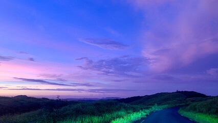 Obraz premium 夕焼けに染まる川内峠ドライブ