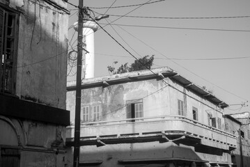 Ancienne maison coloniale en ruine dans le centre de la vieille ville de Saint Louis du Sénégal en Afrique de l'Ouest