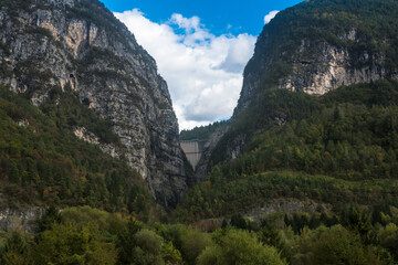 Panorama della diga del Vajont vista dal fiume Piave presso Longarone