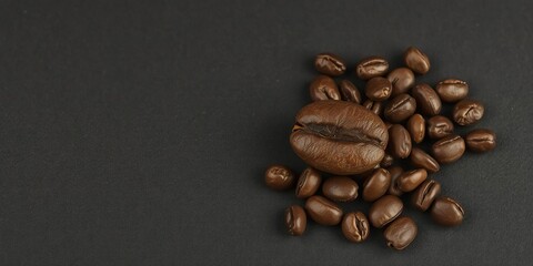 Naklejka premium Roasted coffee bean on a dark background, perfect for coffee lovers, morning, roasted, drink