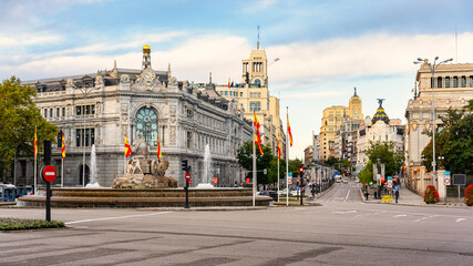Obraz premium Panoramic view of the Plaza de Cibeles with the facade of the Bank of Spain and Calle Alcala, Madrid.